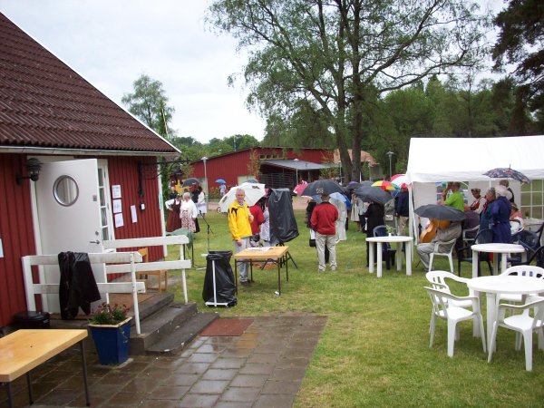Underh�llning av spelm�n p� K�sj�g�rden i Partille, Midsommar 2012