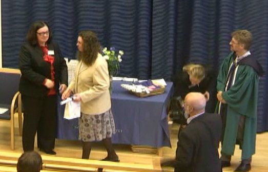 Vicedekan Christina Thomsen Th�rnqvist gratulerar Susanne Rogesund