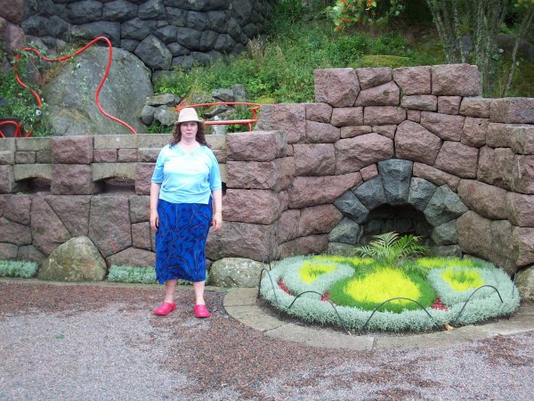 Susanne vid gr�sskulpturen